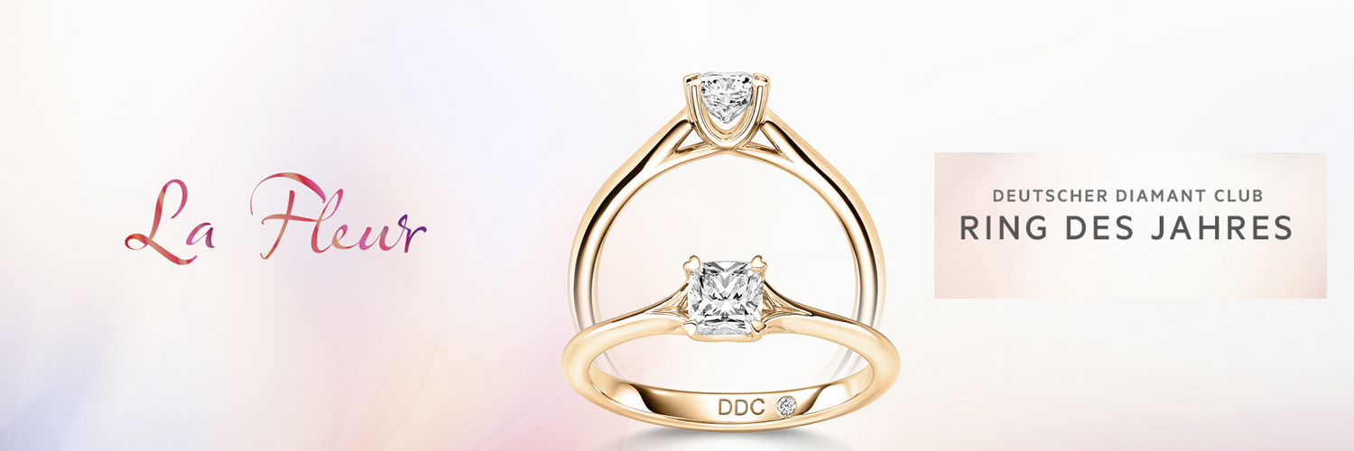 Nahaufnahme des „La Fleur“ Rings des Jahres vom Deutschen Diamant Club mit herzförmigen Krappen und einem beeindruckenden Cushion-Cut Diamanten